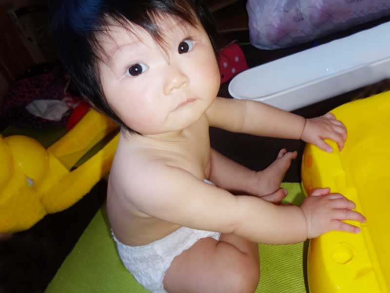 下唇を噛んでいる赤ちゃん