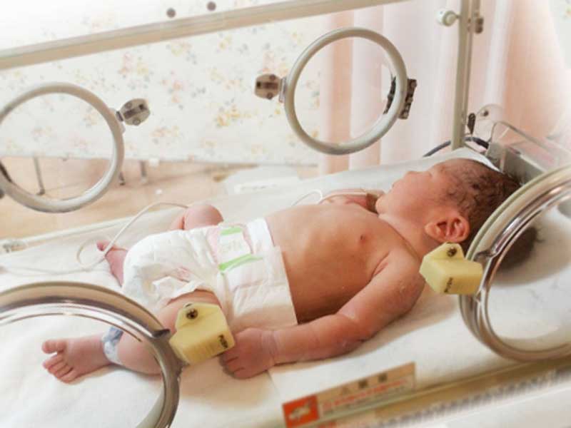 保育器の中で治療をされている赤ちゃん