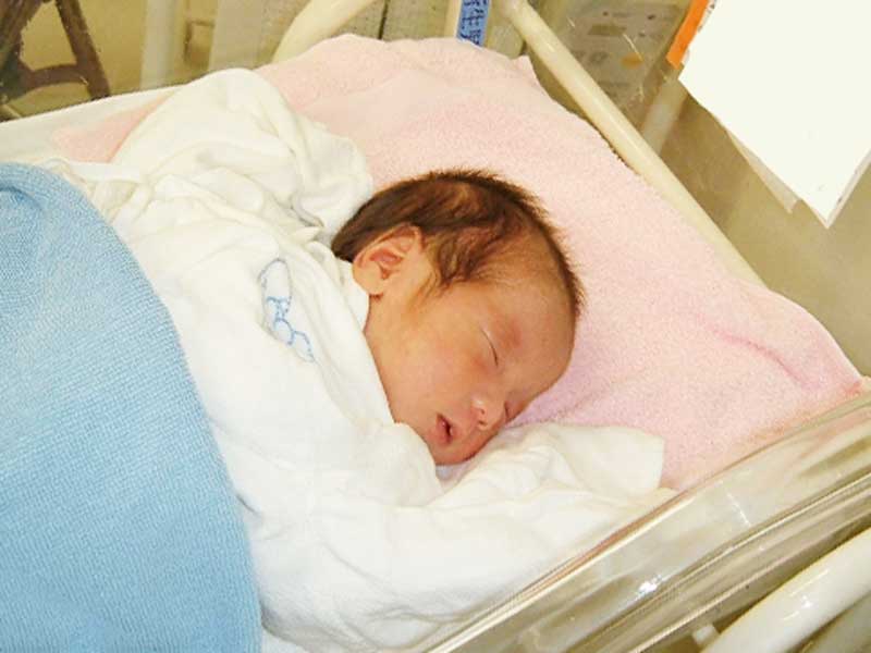 寝ている新生児