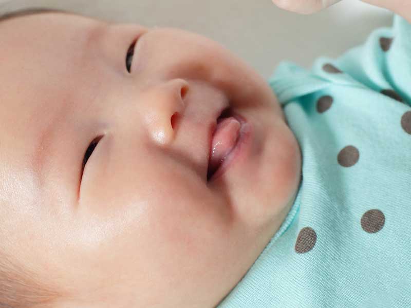 頬っぺたがプルプルしている赤ちゃん