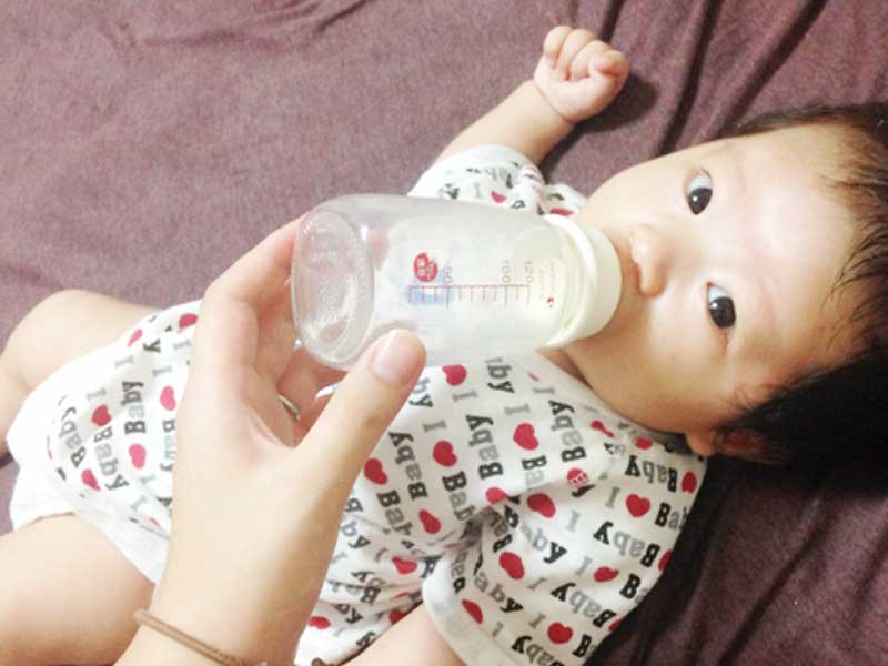 哺乳瓶でミルクを飲んでいる赤ちゃん