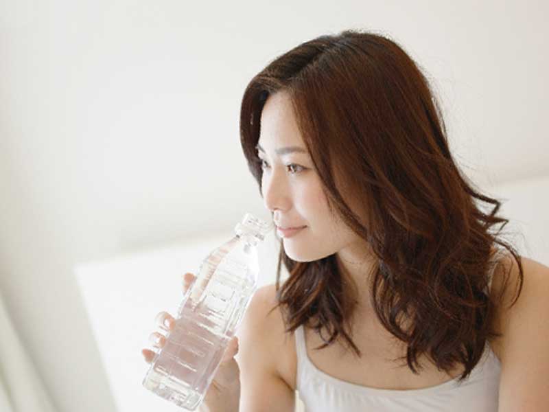 水を飲んでいるお母さん