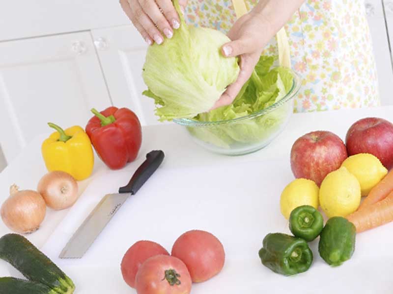 野菜料理を作ろうとしているお母さん