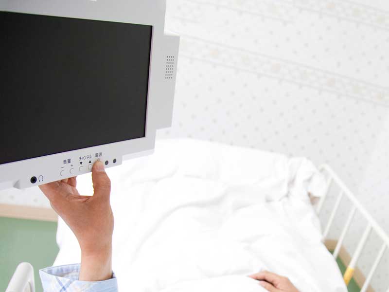 入院中にテレビを見ている妊婦さん