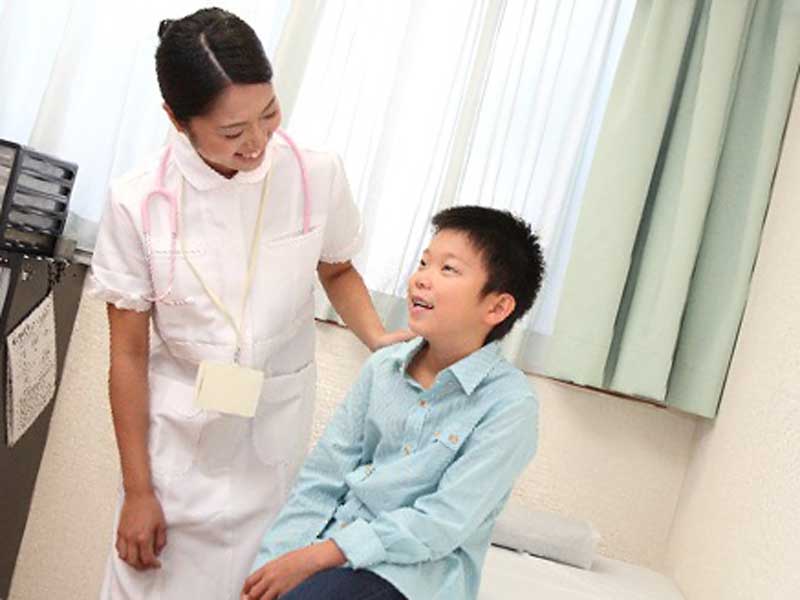 病院の看護婦と男の子