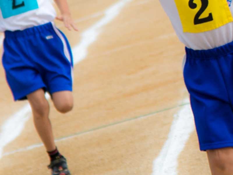 運動会で走る子供達