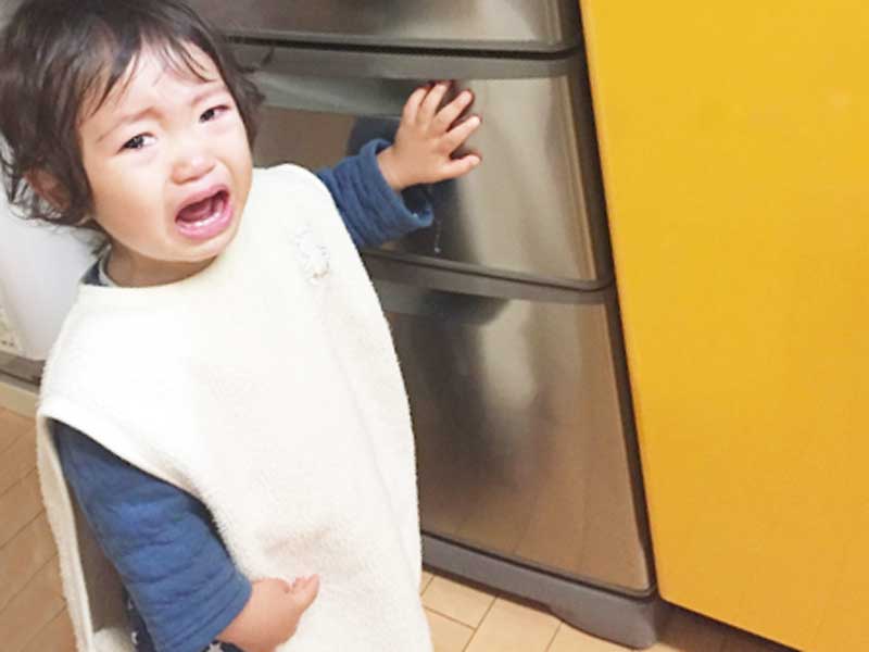 台所で大泣きする子供