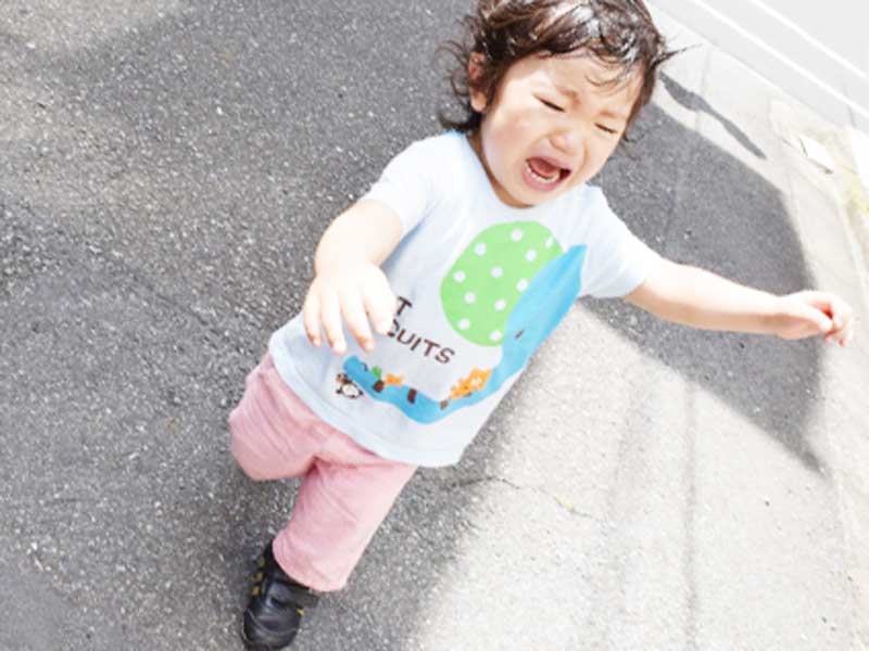 外出中に大泣きする子供