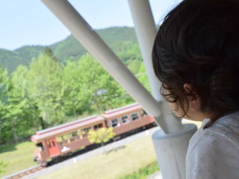電車を見ている子供