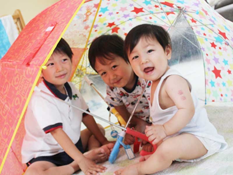 仲良く遊んでいる子供の兄弟