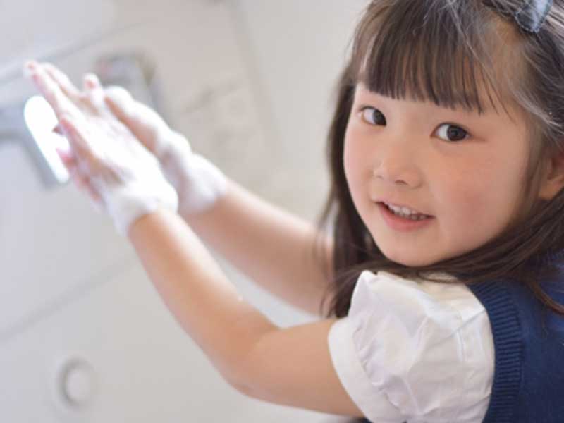 手を洗っている子供