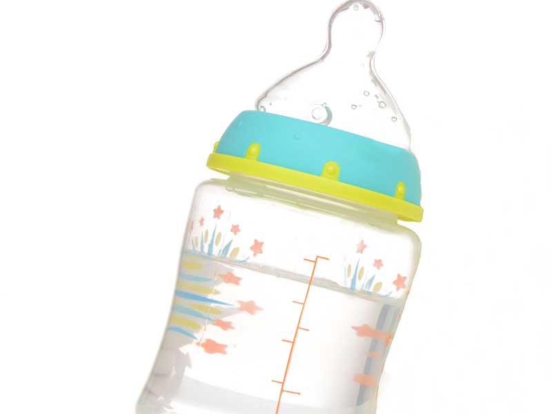 水が入っている哺乳瓶