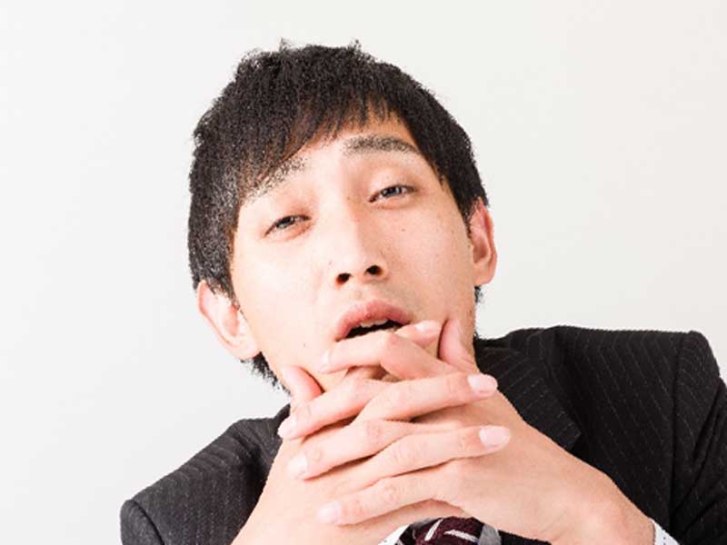 ボーとするスーツの男性