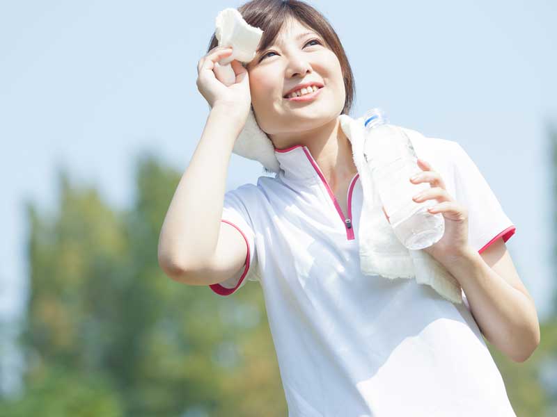 ウオーキングをしている女性