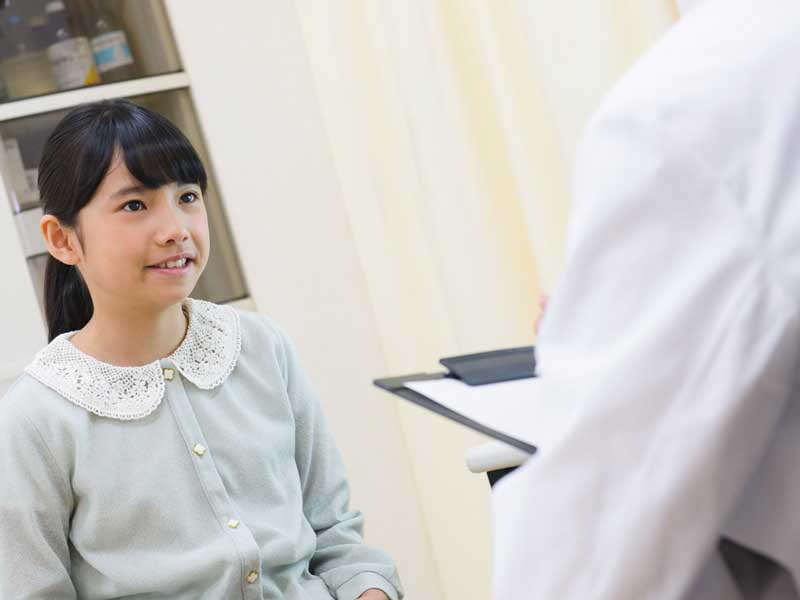 病院で検査する子供