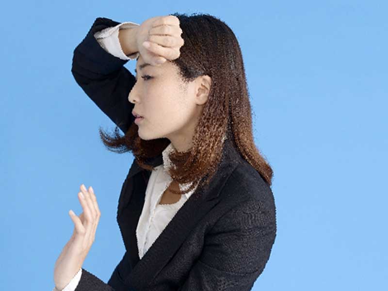 貧血で立ちくらみしている女性