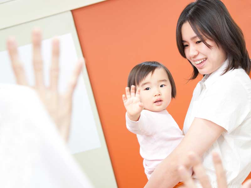 病院を受診した赤ちゃんを抱っこしているお母さん