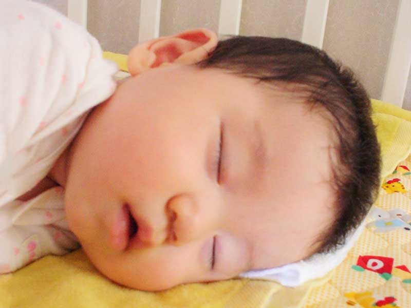 寝ている可愛い赤ちゃん