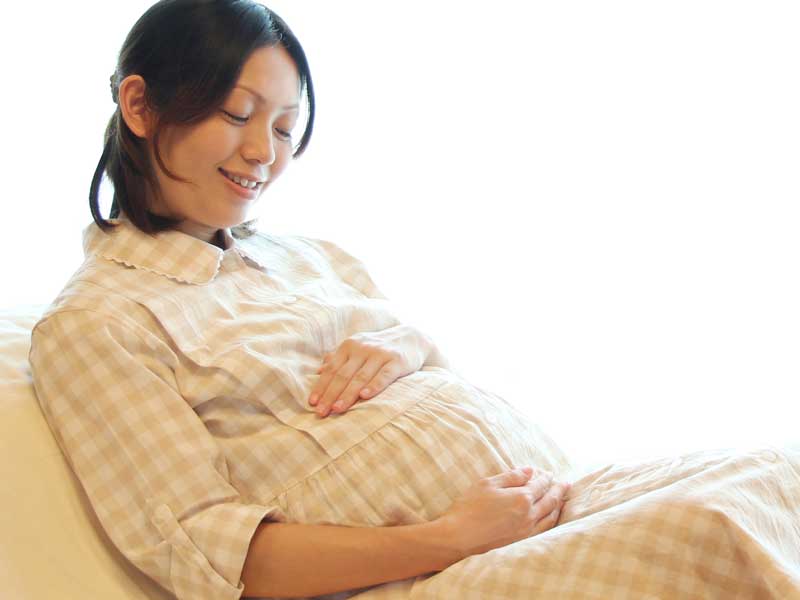 座っている妊婦さん