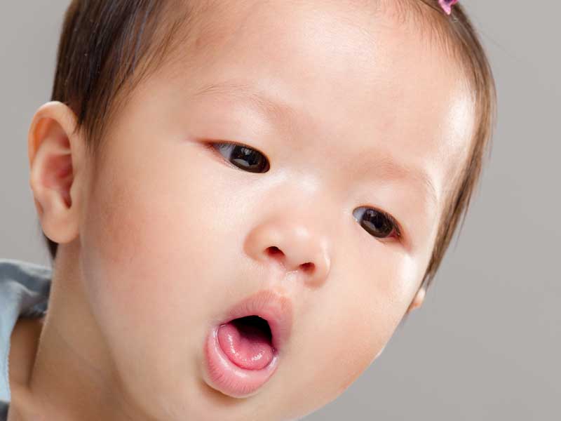 咳をしている赤ちゃん