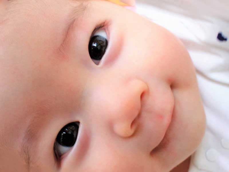 肌がプルプルの赤ちゃん