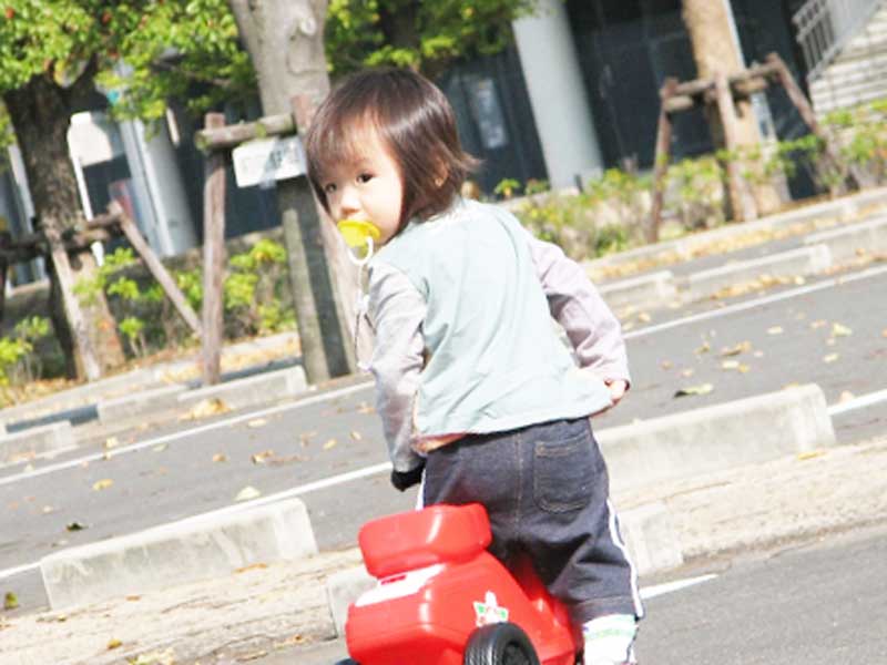 おしゃぶりを咥えている赤ちゃん