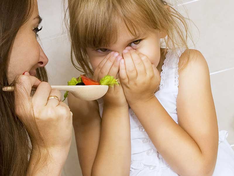食事を食べようとしない子供