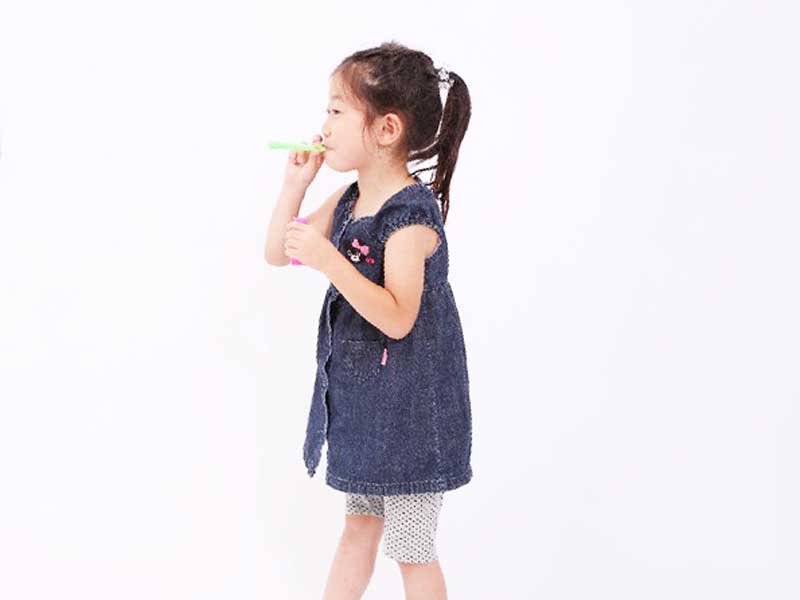 シャボン玉を吹き出している子供