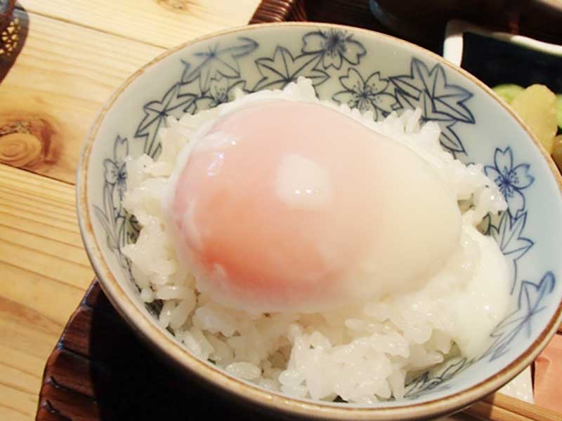 ご飯にのせた温泉卵