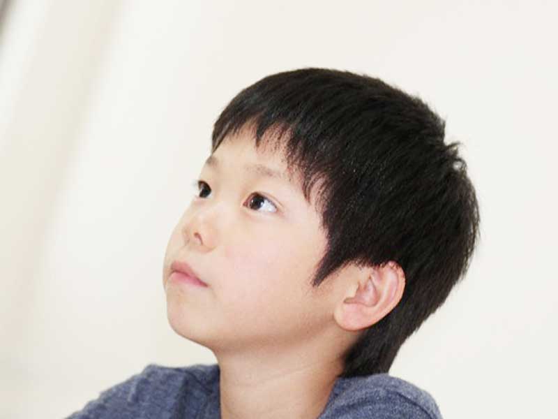 授業を受ける男の子