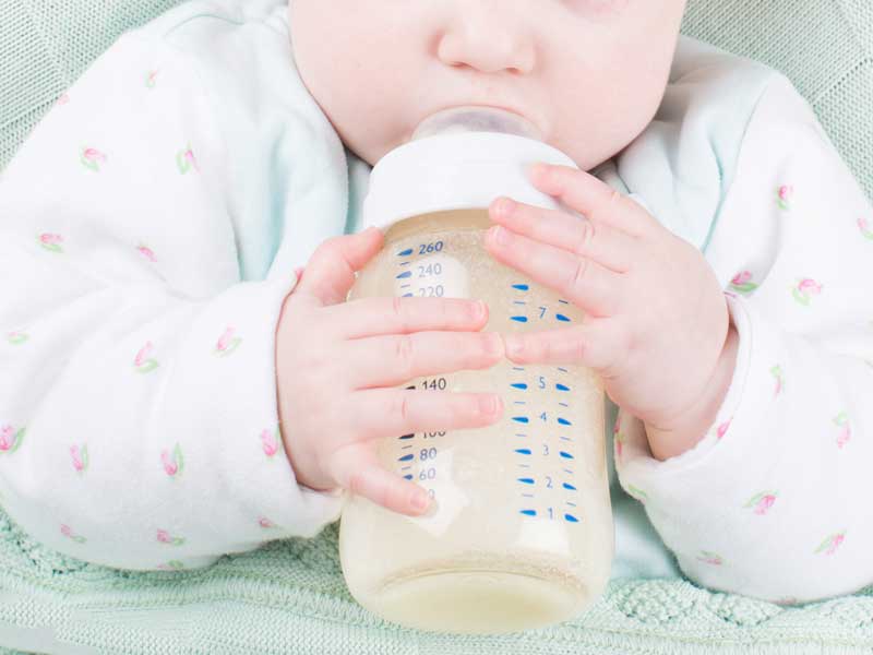ミルクを飲んでいる赤ちゃん