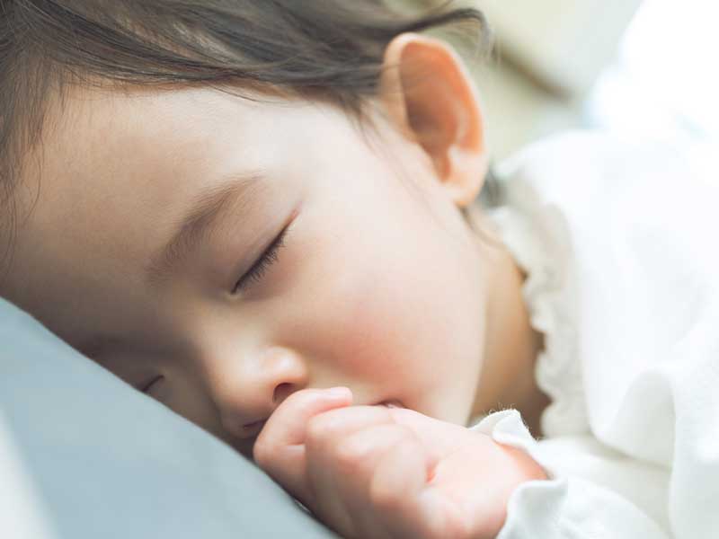 寝ている幼児