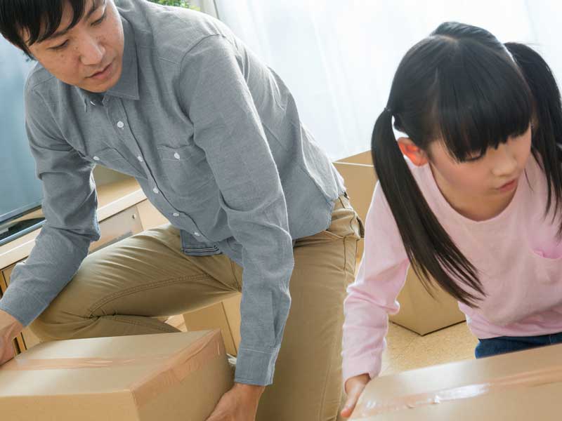 引っ越しの手伝いをしている女の子