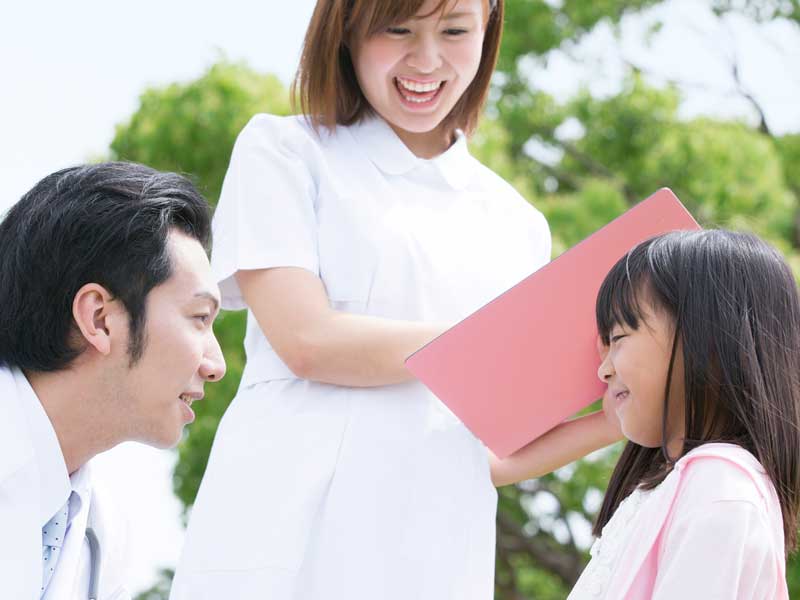 病院にいる女の子とお父さん