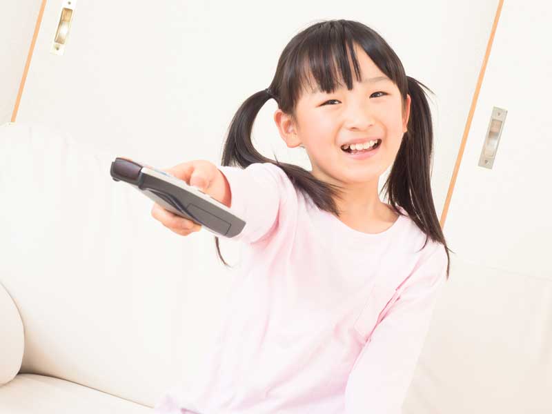 家でテレビを見てる子供