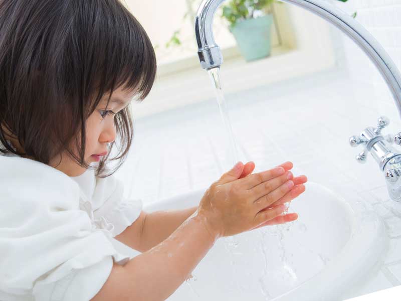 手洗いをしている子供