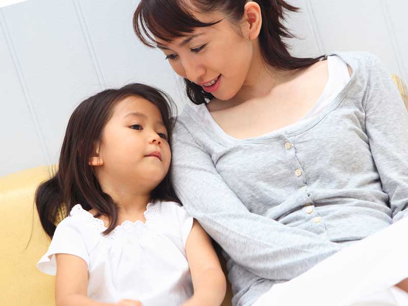 ママに甘える子供