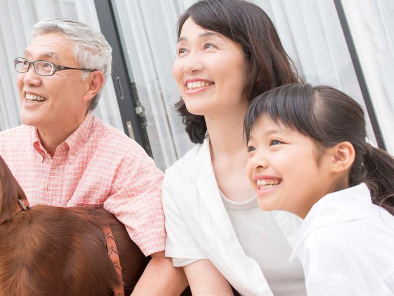 祖父母と一緒にいる子供
