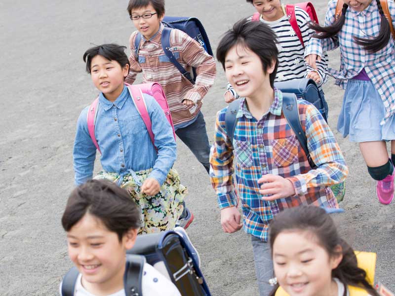 走っている子供達