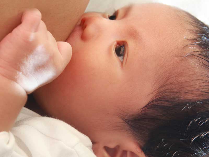 母乳を飲んでいる赤ちゃん