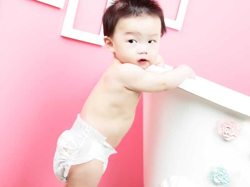浴槽を掴んで立っている赤ちゃん