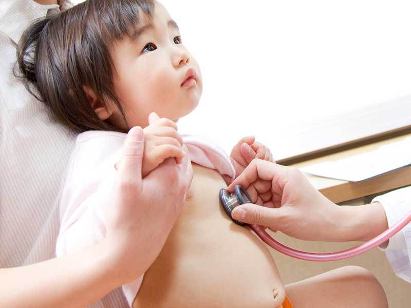 お医者さんの診察を受けている男の子