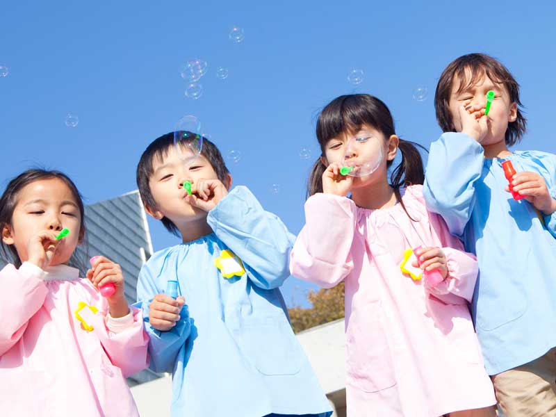 シャボン玉で遊んでいる保育園の子供達