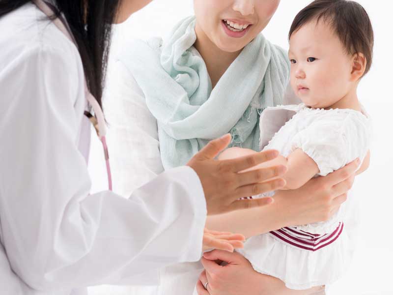 子供を病院に連れていくお母さん