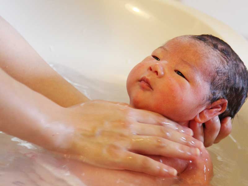 沐浴をしている赤ちゃん