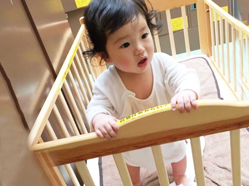 ベビーベッドにいる赤ちゃん