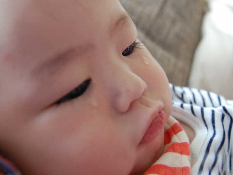 涙目の赤ちゃん
