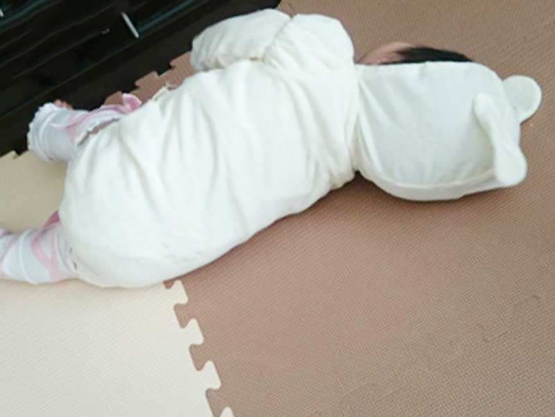 寝返りする赤ちゃん