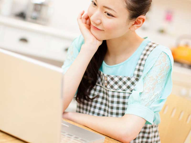 インターネットで調べるお母さん