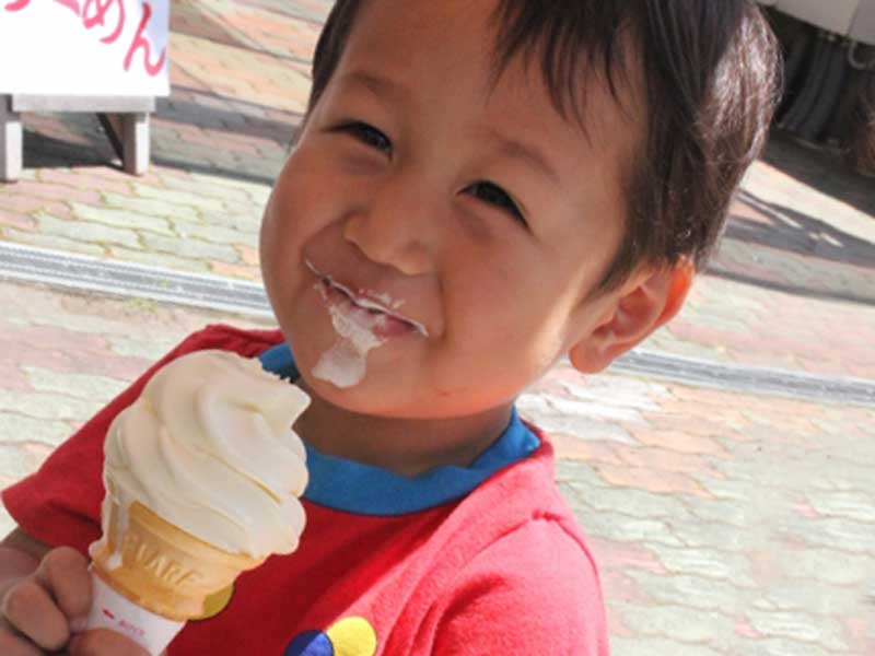 ソフトクリームを食べている子供